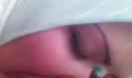 موی جوز رال با بوته تاریک و پورن سه نفره ضخیم خود بازی می کند