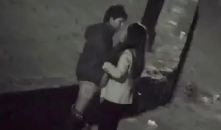 مرغ اولین استریپتیست بازیگری خود را انجام سکس سه نفره حشری می دهد