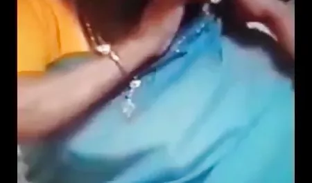 دو MILF dominatrix دو برده سکس سه مذکر را در سیاه چال و با ابزار شکنجه می کنند