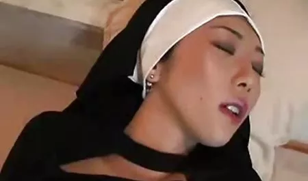 شلخته بریتانیایی هالی خودش را دوباره در FF سکس سه نفره داستان Stockings گرفت