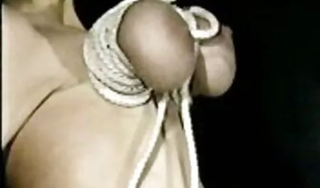 جوانان بالغ بزرگ ، نوک سینه های خود را که توسط استادش دانلود فیلم سکسی سه نفره خسته شده است ، نشان می دهد