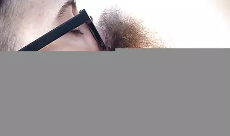 دختر خاطرات سکس سه نفره در یک زمینه با چهره لعنتی