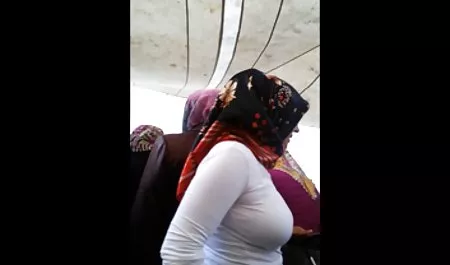 بیب لیزا بور یک خروس بزرگ را لز سه نفره از زیر گلو گرفته است